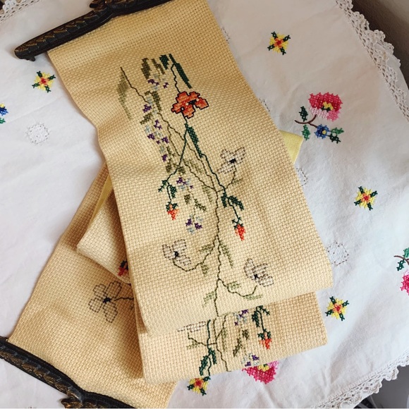 Vintage floral cross stitch scroll - Picture 1 of 3